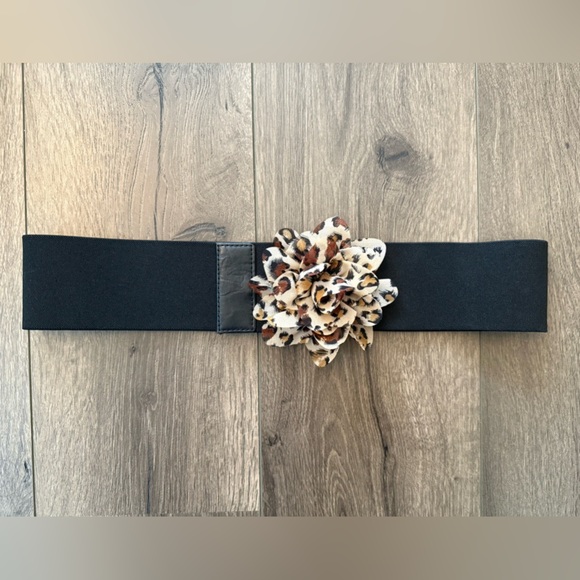 Betsey Johnson leopard/ cheetah print Flower Elastic Button Close belt size l/xl - Picture 2 of 7